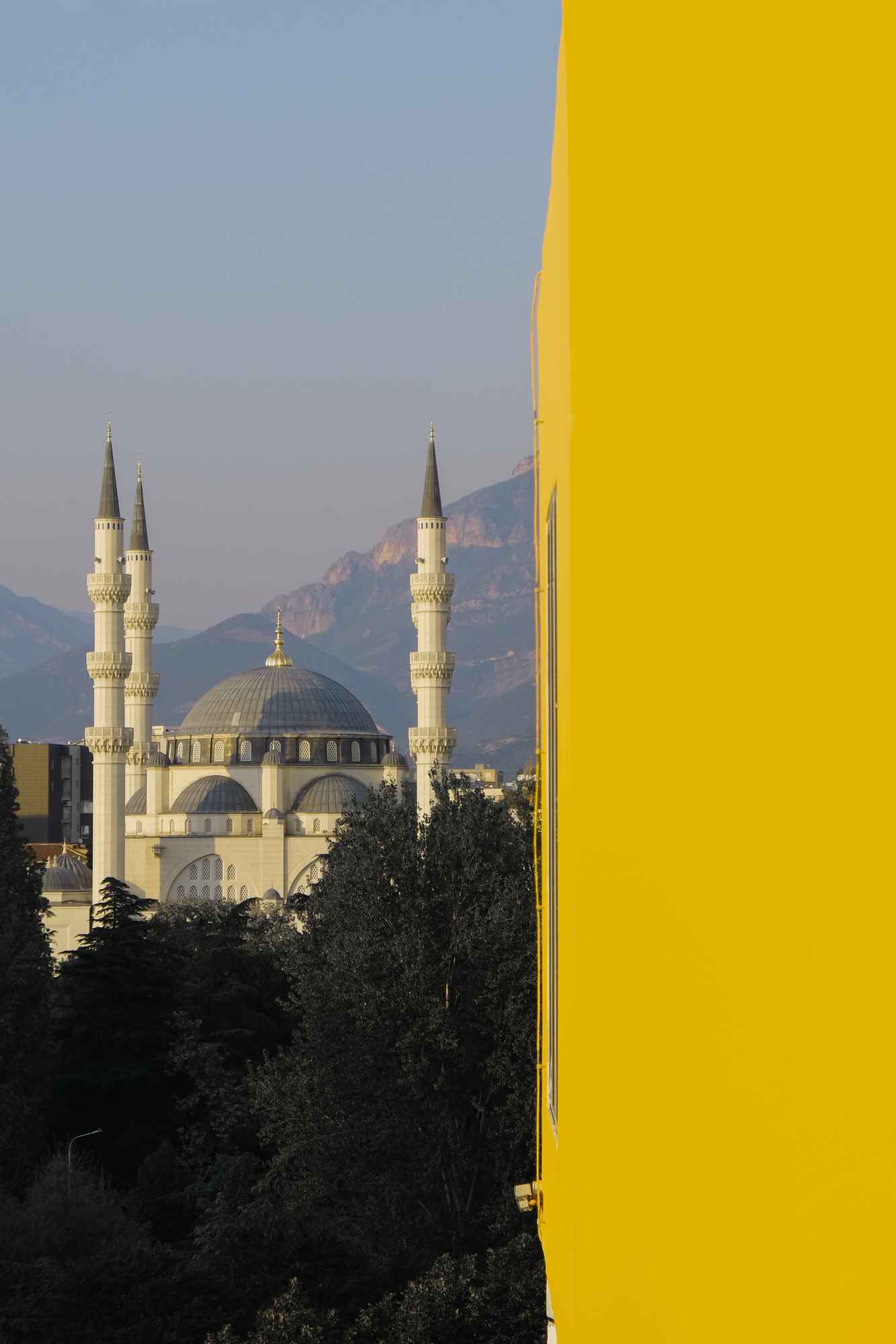 mosque / yellow 