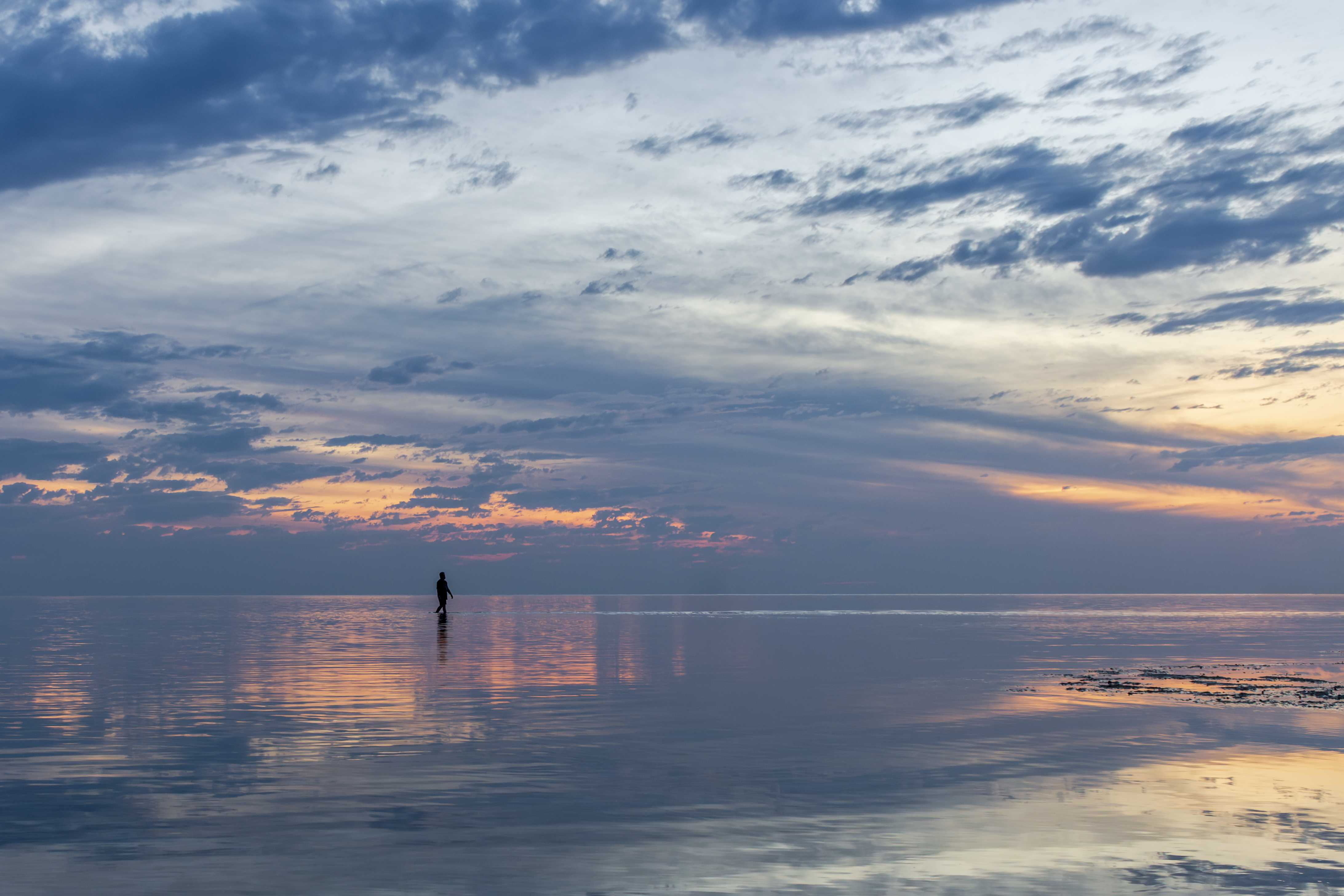 Reflection in the sea 